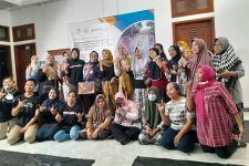 SpeedCash dan Unesa Beri Pelatihan Para Difabel Membuat Batik Ecoprint, Lihat Antusiasnya - JPNN.com Jatim