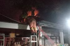 Detik-detik Rumah di Tambak Segaran Terbakar, Meledak 2 Kali - JPNN.com Jatim