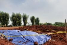Geger! Ratusan Paket Bansos Dipendam Sedalam 3 Meter di Lapangan KSU Depok - JPNN.com Jabar