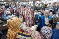 Sidak Pasar Wonokromo Surabaya, Mendag Zulhas Pastikan Harga Bahan Pokok Stabil - JPNN.com Jatim