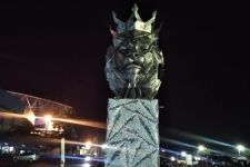 Stadion Kanjuruhan Malang Berhias Patung Singa, Beratnya 2,5 Ton - JPNN.com Jatim