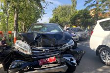 Konon Supir Mengantuk, Mobil Dinas Kemenag Jatim Tabrak Kendaraan Pribadi di Prapen - JPNN.com Jatim