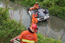 Honda Brio Tercebur Sungai di Tambak Wedi, Kondisinya Tak Karuan - JPNN.com Jatim