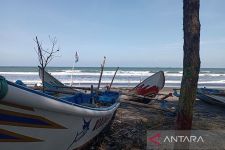Meski Gelombang Laut Tinggi, Sebagian Nelayan di Cilacap Mulai Melaut - JPNN.com Jateng