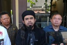 Perseteruan Berbuntut Panjang, Gus Samsudin Laporkan Pesulap Merah ke Polda Jatim - JPNN.com Jatim