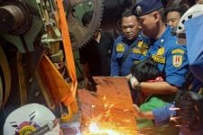 Tangan Pekerja Pabrik di Semarang Terjepit Mesin Pres, Damkar Evakuasi Berjam-jam - JPNN.com Jateng