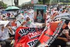 Aksi Unras Honorer Nakes di Gedung Sate, Tuntut Kejelasan Status - JPNN.com Jabar