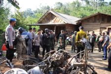Rumah dan Kendaraan Warga di Jember 4 Kali Dibakar, Brimob Turun Tangan - JPNN.com Jatim