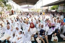 Ratusan Mak-mak di Rancaekek Bandung Dukung Ganjar Pranowo di Pemilu 2024 - JPNN.com Jabar