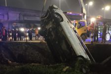 Kecelakaan Mobil Bawa 19 Penumpang di Porong, Sopir Panik Hingga Anak-Anak Menangis - JPNN.com Jatim