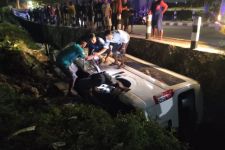 Mobil Bawa 19 Penumpang Asal Benowo Surabaya Kecelakaan di Porong, 3 Orang Patah Tulang - JPNN.com Jatim