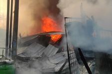 Gudang Rongsokan di Wonoayu Terbakar, Lansia Jadi Korban, Kondisinya Nahas - JPNN.com Jatim