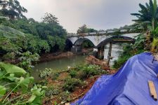 Akibat Cuaca Ekstrem Tebing Selebar 20 Meter di Dekat Jembatan Panus Depok Longsor - JPNN.com Jabar