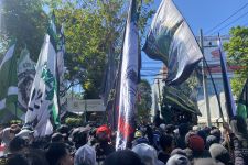 Ratusan Personel Disiagakan Kawal Demo Bonek di Kantor PT Indosiar Surabaya - JPNN.com Jatim
