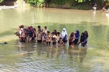 Ratusan Pelajar di Cianjur Harus Menerjang Sungai Demi Bersekolah - JPNN.com Jabar