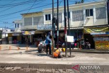 Tiang Listrik Sudah Berpindah, Perbaikan Jalan Tegal Danas Kembali Dilanjutkan - JPNN.com Jabar