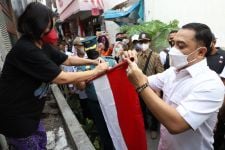 Wali Kota Eri Turun Langsung Bagikan Bendera Merah Putih ke Rumah Warga - JPNN.com Jatim