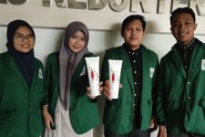5 Mahasiswa Unusa Surabaya Ciptakan Body Cream dari Biji Buah Delima - JPNN.com Jatim