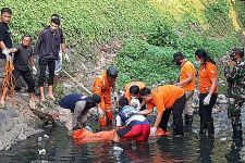 Mayat Pria Mengapung di Sungai Depan Perpusda Jateng - JPNN.com Jateng