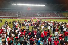 Indonesia Juara AFF U-16 2022,  Penonton Merangsek ke Lapangan - JPNN.com Jogja