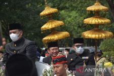 Datang ke Kabupaten Bekasi Ridwan Kamil Diarak Kereta Kencana Sambil Berkeliling Kota - JPNN.com Jabar