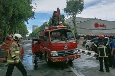 Mobil Pemadam Surabaya Terguling Saat Perjalanan ke Lokasi Kebakaran - JPNN.com Jatim