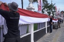 KCI dan Ketua Limpol Bentangkan Bendera Merah Putih 77 Meter di Istana Maimun - JPNN.com Sumut