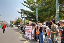 Aksi Diam dalam Peringatan 26 Tahun Kasus Pembunuhan Wartawan Udin - JPNN.com Jogja