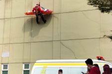 Sambut HUT ke-77 RI, RSUI Menggelar Simulasi Evakuasi Pasien Dari Gedung Tinggi - JPNN.com Jabar