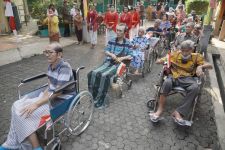 Lansia di Semarang Teteskan Air Mata Saat Sang Merah Putih Berkibar - JPNN.com Jateng