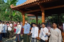 HUT ke-77 RI: Ratusan Santri Lansia di Semarang Ikuti Upacara, Ada yang Berusia 84 Tahun - JPNN.com Jateng