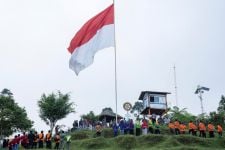 Bendera Merah Putih Raksasa Berkibar di Lereng Gunung Merapi, Ada Makna Mendalam - JPNN.com Jogja