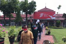 23 Napi Lapas Semarang Sujud Syukur, Jalani Sisa Hukuman di Rumah - JPNN.com Jateng