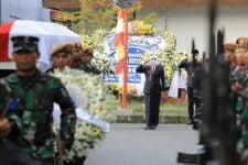 Melayat, Gubernur Khofifah Jadi Inspektur Upacara Pemberangkatan Jenazah Ayah Emil Dardak - JPNN.com Jatim