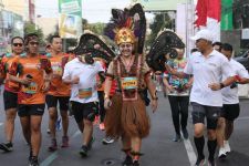 Ganjar Lari 5 Km, Lihat Pria Berkostum yang Mengikutinya - JPNN.com Jateng