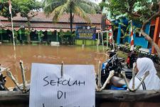 Gegara Banjir Pembelajaran di MI Nurul Islam Grogol Depok Terpaksa Diliburkan - JPNN.com Jabar
