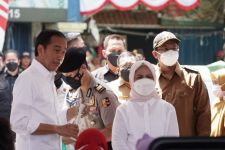 Jokowi Disambati Para Pedagang Saat Berkunjung ke Pasar Larangan Sidoarjo - JPNN.com Jatim