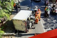 Sopir Kaget Saat Jalanan Menikung, Mobil Bermuatan Es Krim Terguling di Kupang Indah - JPNN.com Jatim