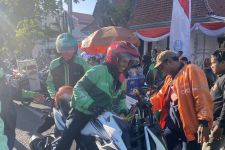 Tidak Ikut Demo, Pengendara Ojol yang Masih Beroperasi Dihentikan Paksa - JPNN.com Jatim