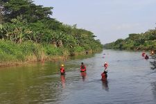 Jatuh di Sungai Bengawan Solo, Dewi Belum Ditemukan, Tim SAR Terus Bergerak - JPNN.com Jateng