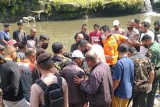 Warga Malang Dikagetkan Mayat Mengapung di Sungai Mengenakan Helm, Ternyata - JPNN.com Jatim