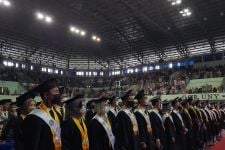 UNY Meluluskan 1.350 Wisudawan, Rektor Sampaikan Pesan Penting, Perhatikan! - JPNN.com Jogja