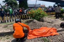 Terobos Palang Pintu, Pria Paruh Baya Terpental 20 Meter Tertabrak Kereta - JPNN.com Jatim