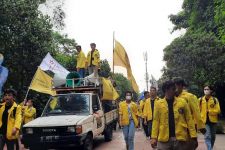 Tagar #UIDiambangKehancuran Warnai Demonstrasi Ribuan Mahasiswa Universitas Indonesia - JPNN.com Jabar