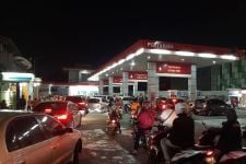 Wacana Harga BBM Naik, Warga Semarang Padati SPBU, Takut Kehabisan Stok - JPNN.com Jateng