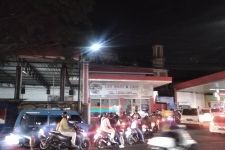 Antrean di SPBU Kota Malang Mengular Buntut Pembatasan BBM, Duh - JPNN.com Jatim
