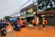 Belasan Pengendara Motor Terjatuh Gegara Semburan Lumpur di Kelurahan Gandul Depok - JPNN.com Jabar