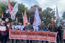 Ratusan Personel Disiagakan Amankan Demo Buruh di Grahadi    - JPNN.com Jatim