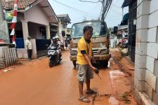 Semburan Lumpur di Kelurahan Gandul Sebabkan Kemacetan Panjang - JPNN.com Jabar