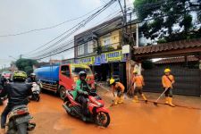 Semburan Lumpur di Kelurahan Gandul Hebohkan Warga dan Pengguna Jalan - JPNN.com Jabar